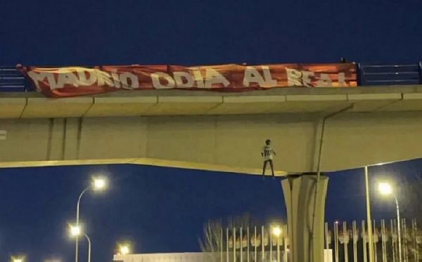 Boneco do jogador foi enforcado