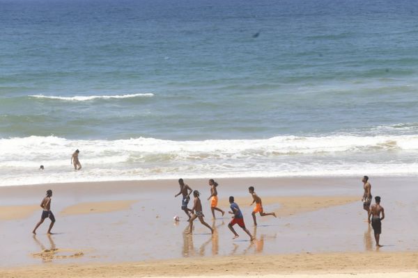 Praias da cidade têm ficado lotadas por conta do calor