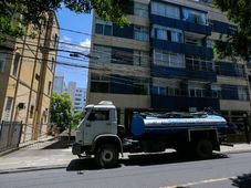 Imagem - Serviços restritos e gastos com caminhão-pipa: veja os prejuízos causados pela falta de água