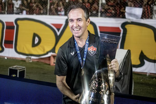 Léo Condé exibe taça de campeão da Série B do Brasileiro 2023