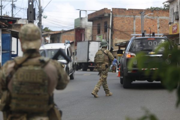 Policiais durante operação em Salvador