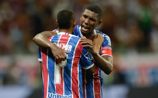 Ademir comemora com o zagueiro Kanu a permanência do Bahia na Série A