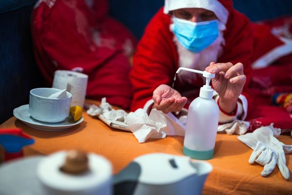Casos de covid-19 têm aumentado no fim do ano, período de férias e confraternizações