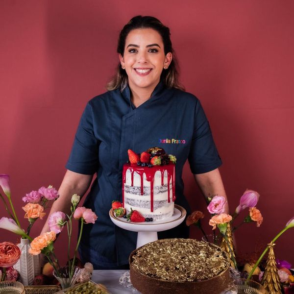 No cardápio natalino da confeiteira Junia Franco, sobremesas com nozes, baba de moça, frutas vermelhas, nutella e pistache fazem o maior sucesso na ceia