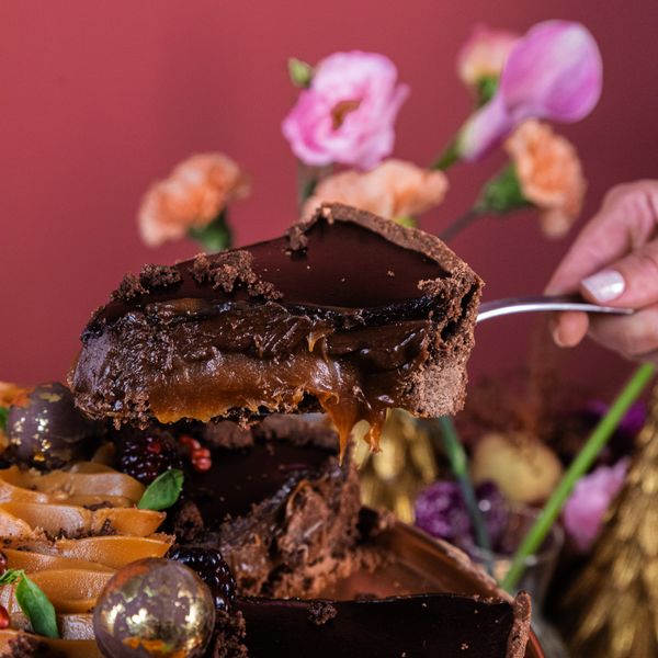 Preferida entre os clientes da confeiteira Junia Franco, a torta de nutella crocante está no topo do ranking das mais vendidas para o Natal