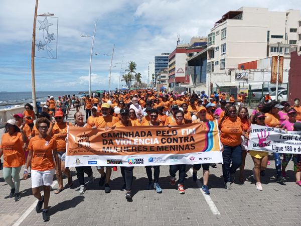 Caminhada atraiu centenas de pessoas