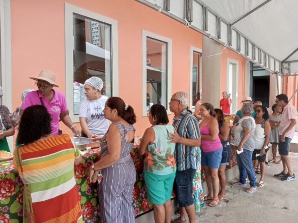 Fila para retirada da quentinha