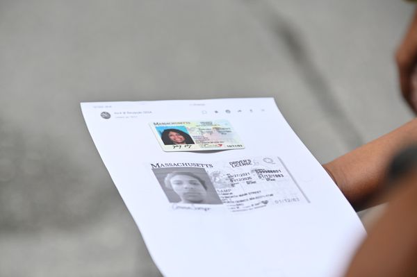 Documento original, colorido, e o falsificado, em p&b
