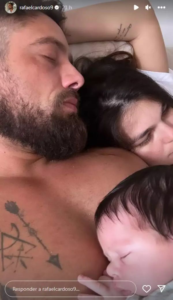 Rafael e a nova filha com a mãe da criança