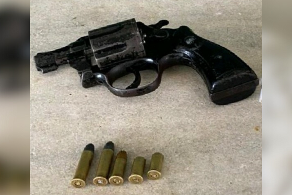 Um revólver Taurus calibre 38 e 131 pinos de cocaína foram apreendidos