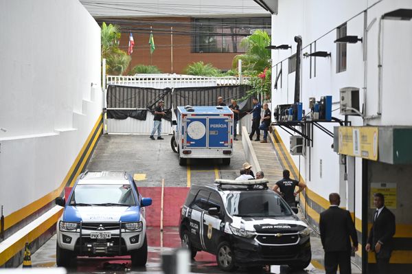 Zachary pulou do segundo andar, que por conta de garagens e mezaninos equivale ao quinto