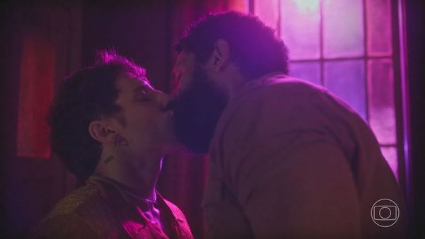 Beijo de Kelvin e Ramiro na novela
