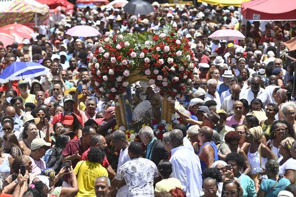 Milhares de fiéis acompanharam a procissão 