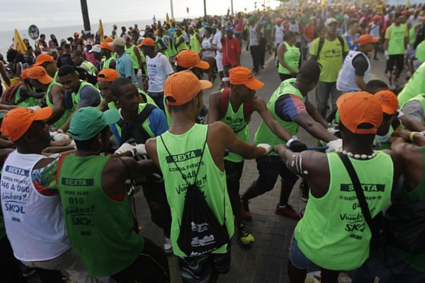 Os cordeiros são os trabalhadores contratados para segurar as cordas dos blocos de rua do Carnaval de Salvador