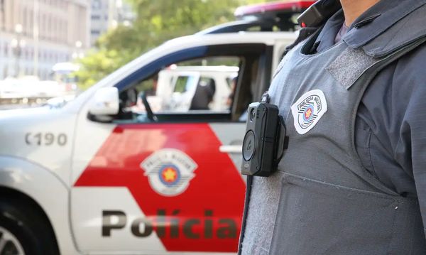 Câmera na farda de policial em SP