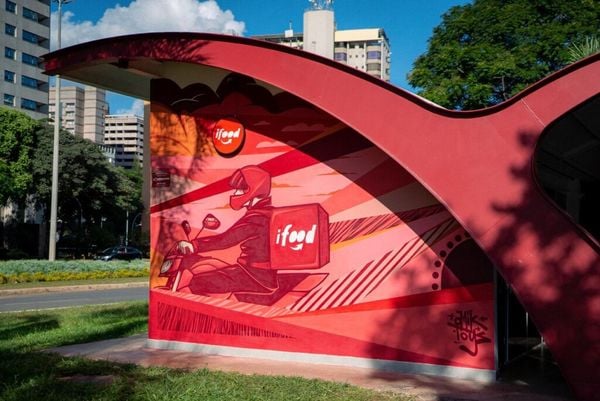 Muro com pichação do Ifood 