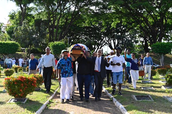 O enterro aconteceu nesta quinta-feira (14) no Jardim da Saudade
