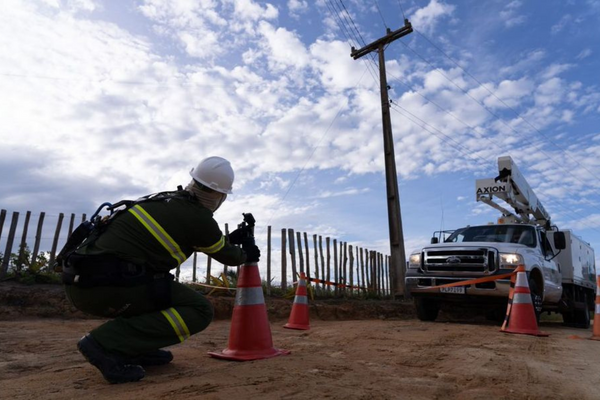Operação de combate ao furto de energia na praia de Jauá