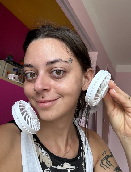 Tatuadora baiana Malfeitona com ventilador de pescoço
