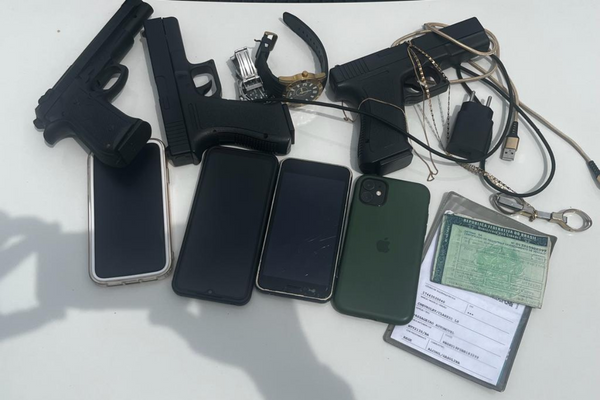 A Polícia Militar encontrou três réplicas de pistola com os suspeitos por Divulgação