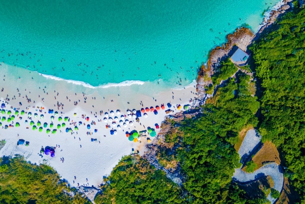 Arraial do Cabo se destacou como destino de mar azul-turquesa (Imagem: guilhermespengler | Shutterstock) por  
