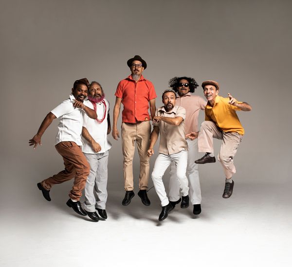 Mestre Ambrósio chega com sua formação original