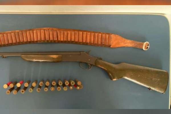 Os policiais militares apreenderam uma espingarda calibre. 28, contendo sete cartuchos por Divulgação