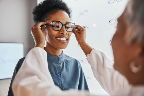 Todos são diagnosticados por exames de refração e tratados com óculos, lentes de contato por Shutterstock