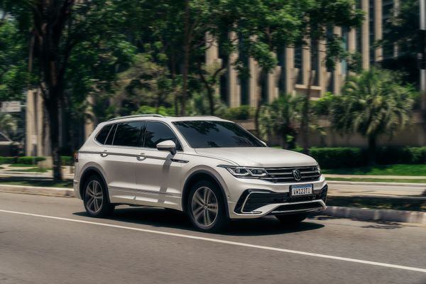O Tiguan Allspace está de volta ao país em versão única, mas perde potência e tração integral