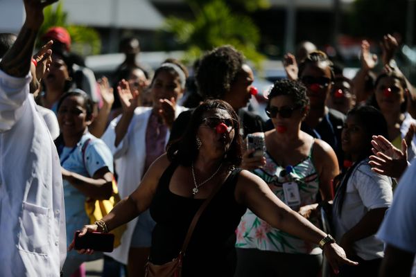 Cerca de 120 pessoas participaram de um protesto, na manhã desta segunda-feira (18), para reivindicar o pagamento do piso nacional dos profissionais de enfermagem por Arisson Marinho/ Correio