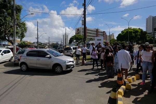 Cerca de 120 pessoas participaram de um protesto, na manhã desta segunda-feira (18), para reivindicar o pagamento do piso nacional dos profissionais de enfermagem por Arisson Marinho/ Correio