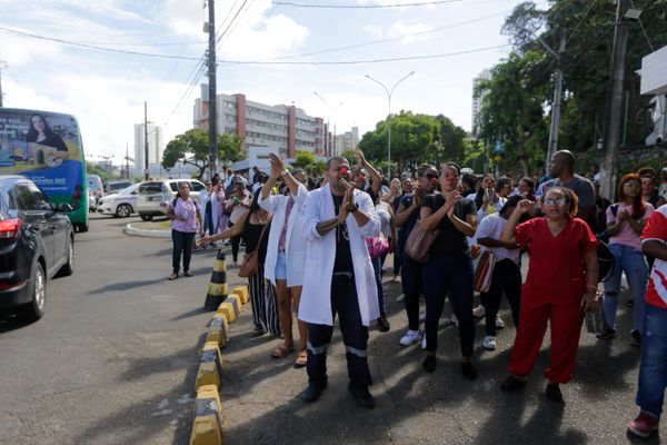 Cerca de 120 pessoas participaram de um protesto, na manhã desta segunda-feira (18), para reivindicar o pagamento do piso nacional dos profissionais de enfermagem por Arisson Marinho/ Correio