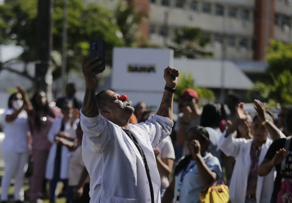 Cerca de 120 pessoas participaram de um protesto, na manhã desta segunda-feira (18), para reivindicar o pagamento do piso nacional dos profissionais de enfermagem por Arisson Marinho/ Correio