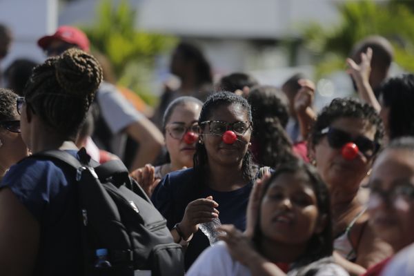 Cerca de 120 pessoas participaram de um protesto, na manhã desta segunda-feira (18), para reivindicar o pagamento do piso nacional dos profissionais de enfermagem por Arisson Marinho/ Correio