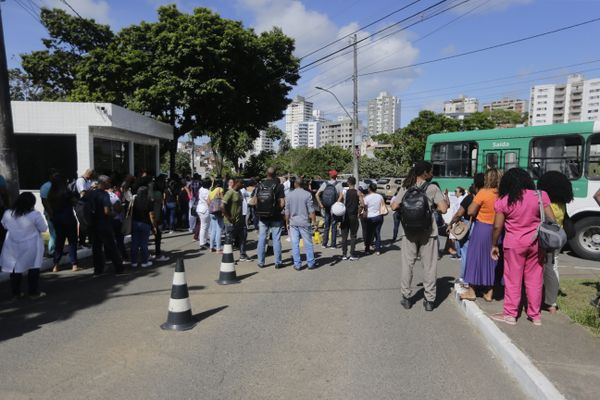 Cerca de 120 pessoas participaram de um protesto, na manhã desta segunda-feira (18), para reivindicar o pagamento do piso nacional dos profissionais de enfermagem por Arisson Marinho/ Correio