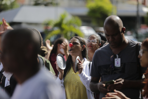 Cerca de 120 pessoas participaram de um protesto para reinvindicar o pagamento do piso nacional dos técnicos de enfermagem