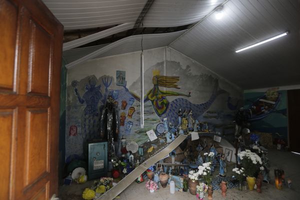 Invasor danificou a telha e o forro da Casa de Iemanjá