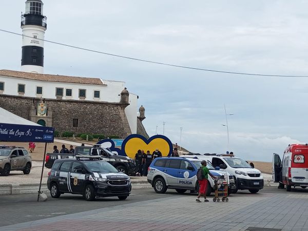 Policiais analisam o corpo