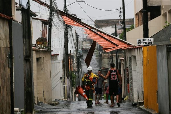 Estragos das chuvas continuavam em Salvador na manhã desta quinta-feira (21)