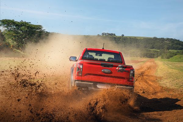 A Raptor é equipada com um V6 biturbo e tem capacidade para 715 kg