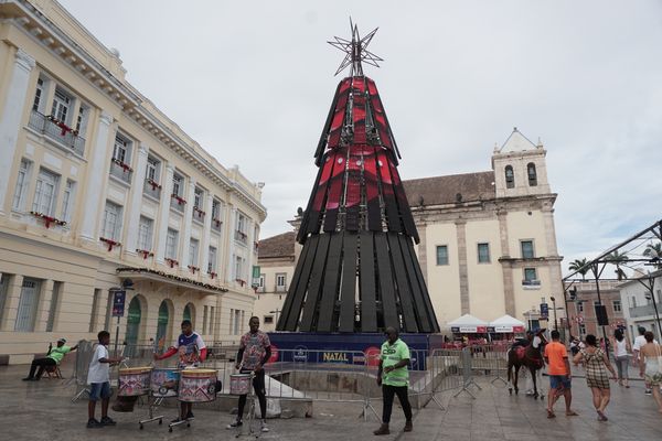 A árvore natalina de LED, com 21 metros de altura e projeções mapeadas funcionará até o dia 6 de janeiro