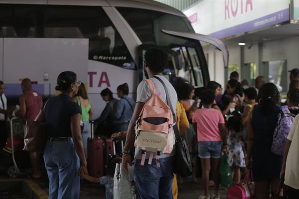 Baianos e turistas circulam pela rodoviária de Salvador