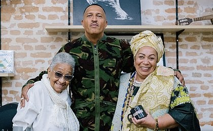 Mano Brown com Ebomi Cici e Mãe Carmen de Oxum por (Divulgação)