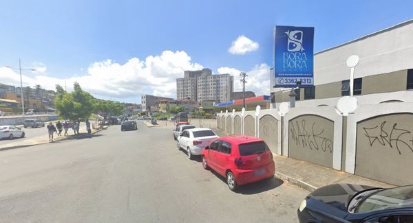 Homem invade quarto de motel, fere mulher gravemente e agride companheiro em Salvador