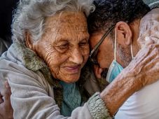 Imagem - Trabalhador pode faltar para levar idoso ao médico? Veja o que prevê o PL 541/26