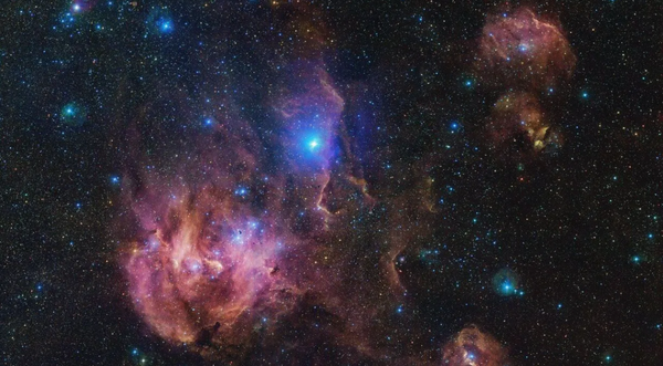 A nebulosa da Galinha Corredora está localizada a cerca de 6.500 anos-luz de distância da Terra