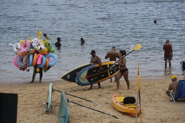 Banhistas no Porto da Barra