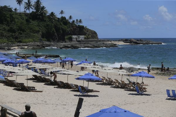 Praias de Salvador aumentam a quantidade de banhistas com a chegada do sol