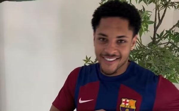 Vitor Roque posou com a camisa do Barcelona por FC Barcelona/Divulgação