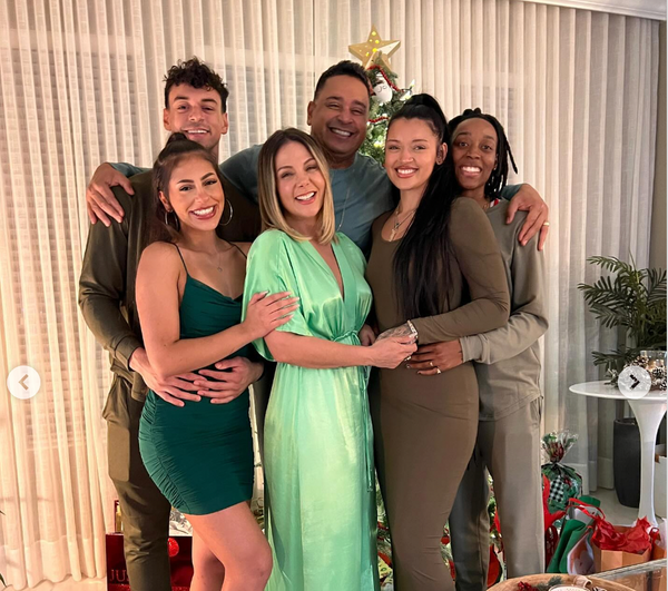 Xanddy e Carla celebraram com os filhos e as namoradas dos dois